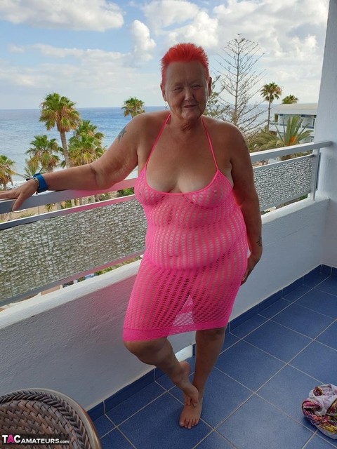 Fat nan with short red hair finger spreads her pussy on oceanside balcony | Фото 2