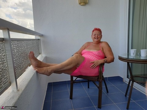 Fat nan with short red hair finger spreads her pussy on oceanside balcony | Фото 3