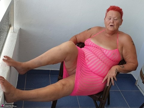 Fat nan with short red hair finger spreads her pussy on oceanside balcony | Фото 4