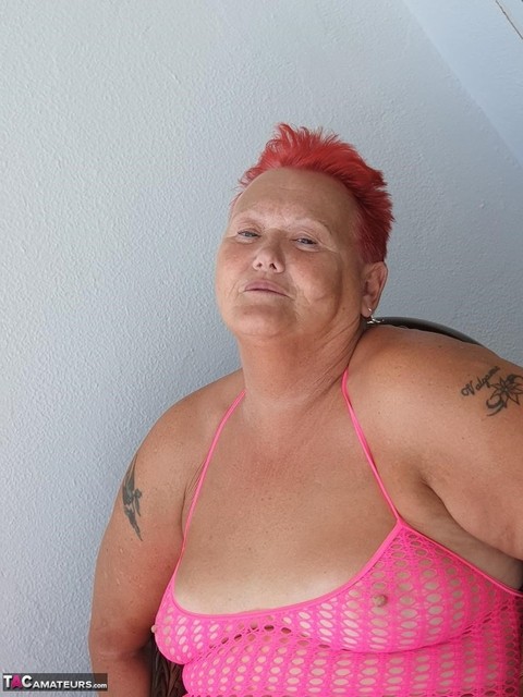 Fat nan with short red hair finger spreads her pussy on oceanside balcony | Фото 7