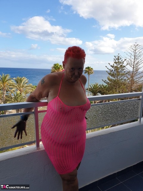 Fat nan with short red hair finger spreads her pussy on oceanside balcony | Фото 8