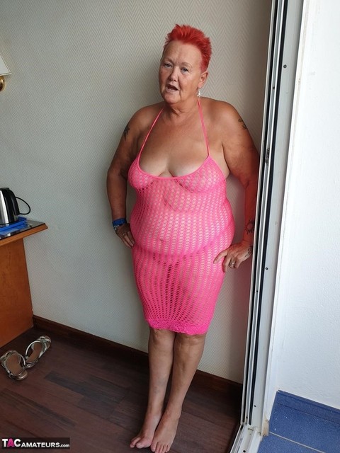 Fat nan with short red hair finger spreads her pussy on oceanside balcony | Фото 9