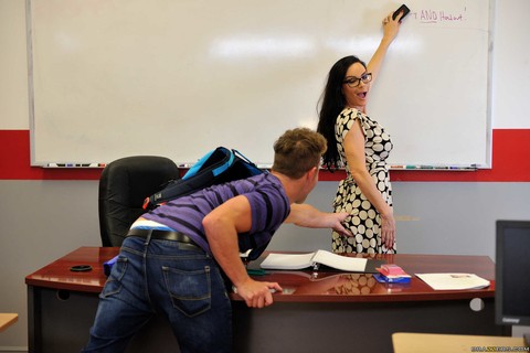 Milf teacher Diamond Foxxx bangs a student and gets a gooey creampie | Фото 1