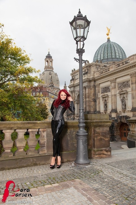 Clothed redhead Lara Larsen models latex attire and high heels in public | Фото 1