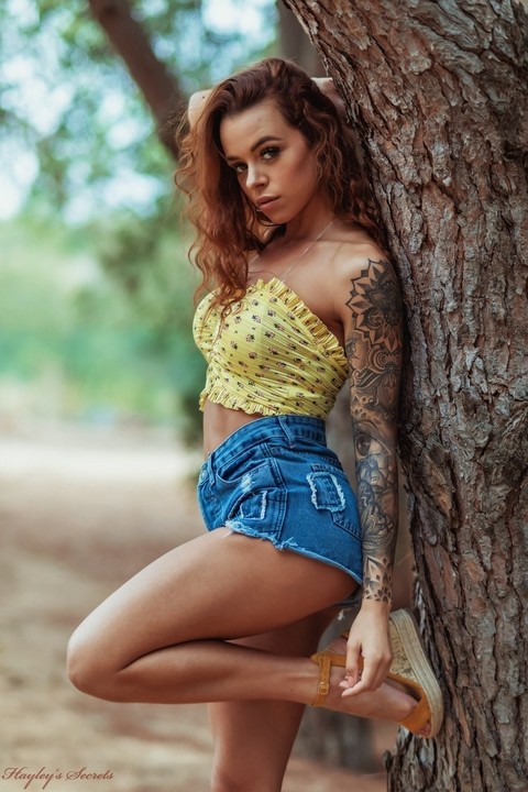 Tattooed amateur Mia Stryker strips naked next to a tree in a sexy manner | Фото 2