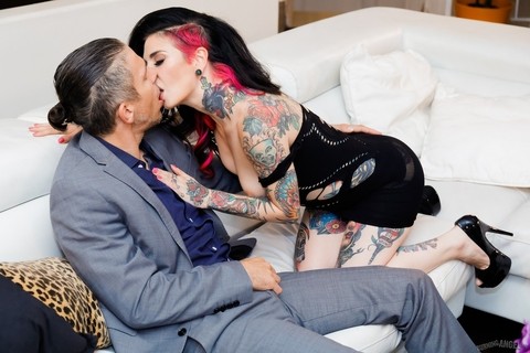 Tattooed chick with dyed hair seduces her man friend before A2M sex | Фото 4