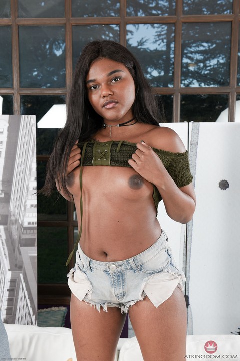 Adorable exotic teen Yara Skye exposes her round ass and nice titties | Фото 6