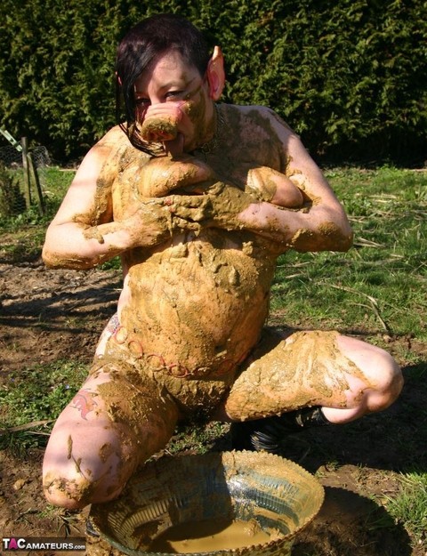 Thick amateur Mary Bitch drinks her own pee while playing in mud like a sow | Фото 11