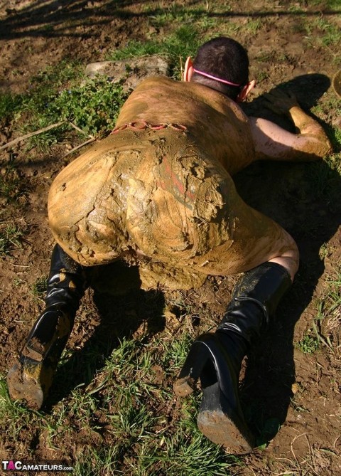 Thick amateur Mary Bitch drinks her own pee while playing in mud like a sow | Фото 17