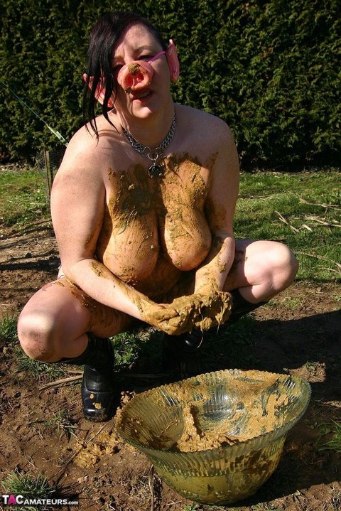 Thick amateur Mary Bitch drinks her own pee while playing in mud like a sow | Фото 5