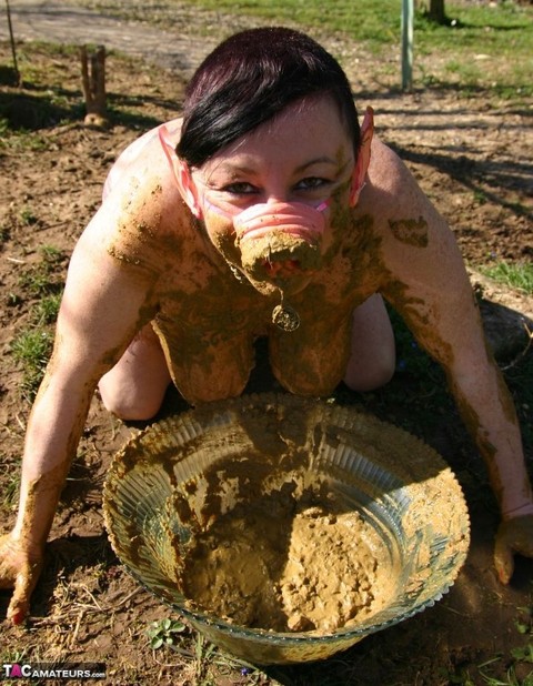 Thick amateur Mary Bitch drinks her own pee while playing in mud like a sow | Фото 7