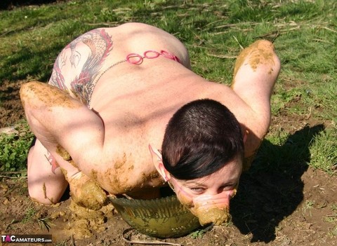 Thick amateur Mary Bitch drinks her own pee while playing in mud like a sow | Фото 8