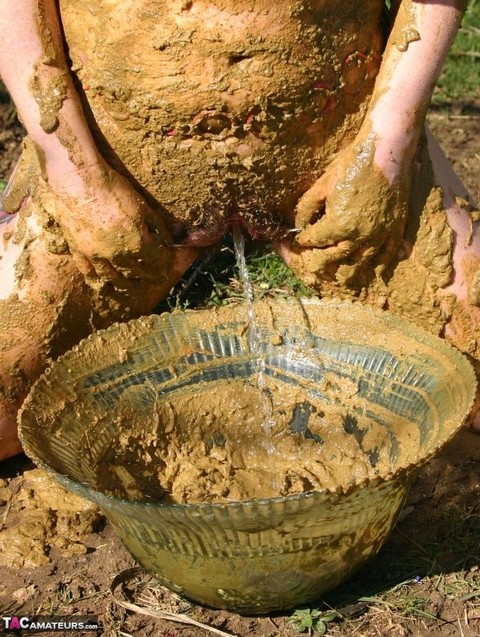 Thick amateur Mary Bitch drinks her own pee while playing in mud like a sow | Фото 9