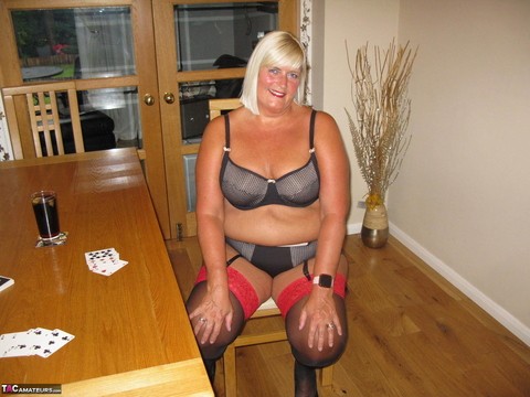 Mature blonde BBW Chrissy Uk loses her clothing while playing strip poker | Фото 10