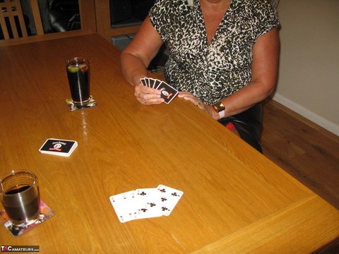 Mature blonde BBW Chrissy Uk loses her clothing while playing strip poker | Фото 2