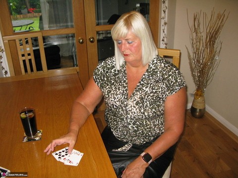 Mature blonde BBW Chrissy Uk loses her clothing while playing strip poker | Фото 3