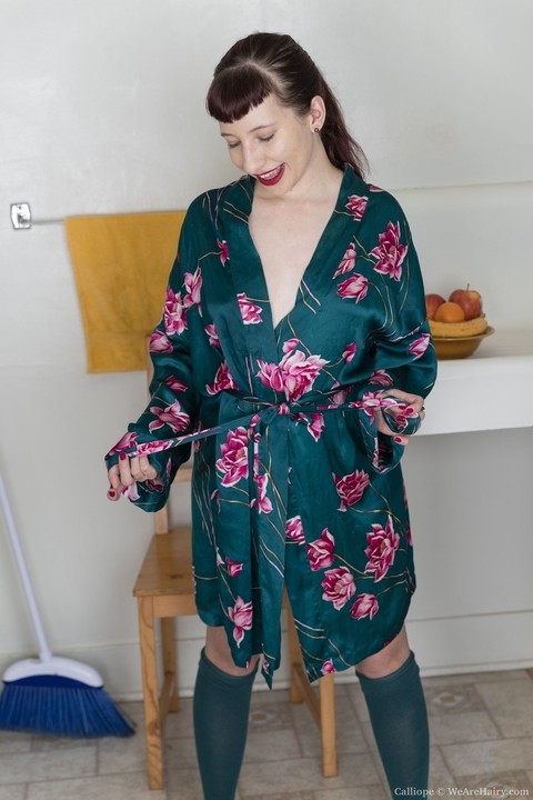 Brunette amateur with small tits Calliope doffs her robe and fingers her bush | Фото 2