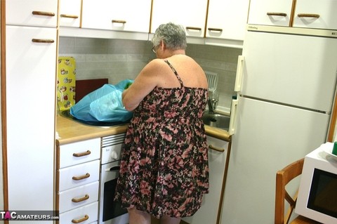 Obese UK nan Grandma Libby gets totally naked while playing with veggies | Фото 1