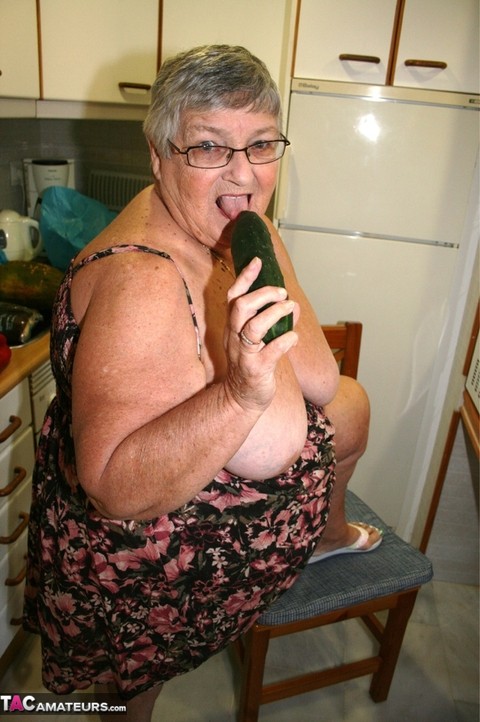 Obese UK nan Grandma Libby gets totally naked while playing with veggies | Фото 10