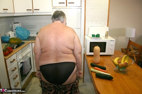 Obese UK nan Grandma Libby gets totally naked while playing with veggies | Фото 11