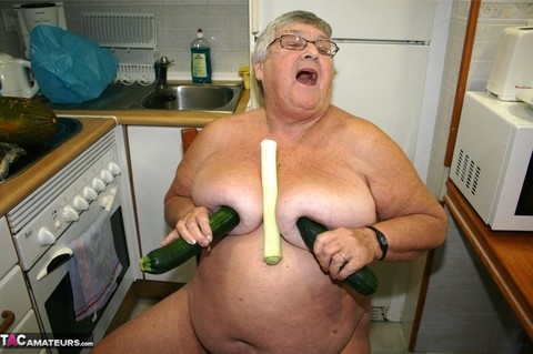 Obese UK nan Grandma Libby gets totally naked while playing with veggies | Фото 13