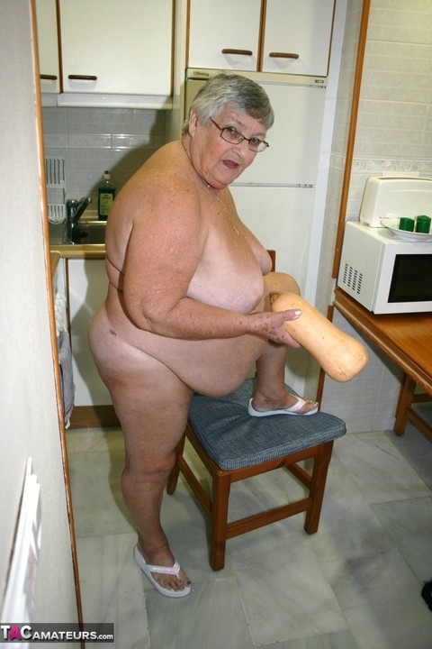 Obese UK nan Grandma Libby gets totally naked while playing with veggies | Фото 17