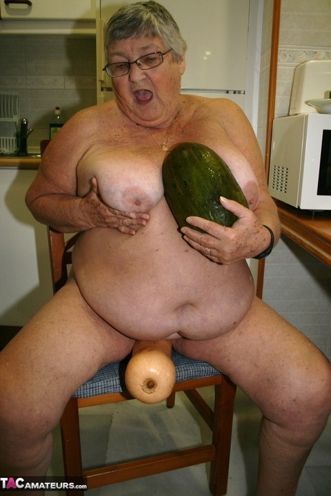 Obese UK nan Grandma Libby gets totally naked while playing with veggies | Фото 19