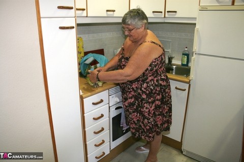 Obese UK nan Grandma Libby gets totally naked while playing with veggies | Фото 2