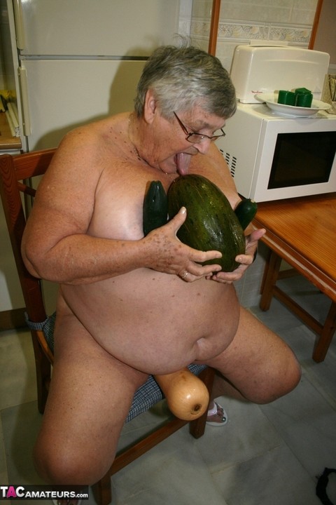 Obese UK nan Grandma Libby gets totally naked while playing with veggies | Фото 20