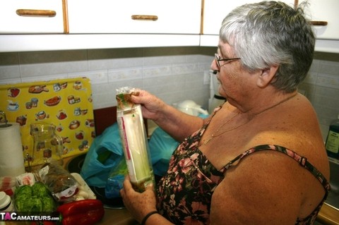 Obese UK nan Grandma Libby gets totally naked while playing with veggies | Фото 3