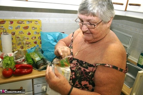 Obese UK nan Grandma Libby gets totally naked while playing with veggies | Фото 4