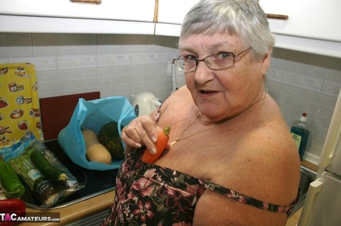 Obese UK nan Grandma Libby gets totally naked while playing with veggies | Фото 5