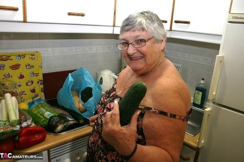 Obese UK nan Grandma Libby gets totally naked while playing with veggies | Фото 6