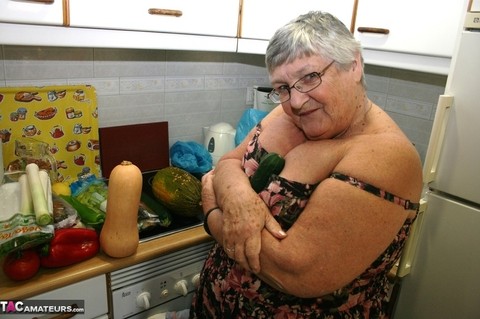 Obese UK nan Grandma Libby gets totally naked while playing with veggies | Фото 7