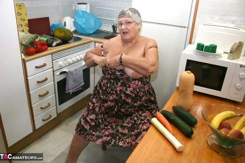 Obese UK nan Grandma Libby gets totally naked while playing with veggies | Фото 8