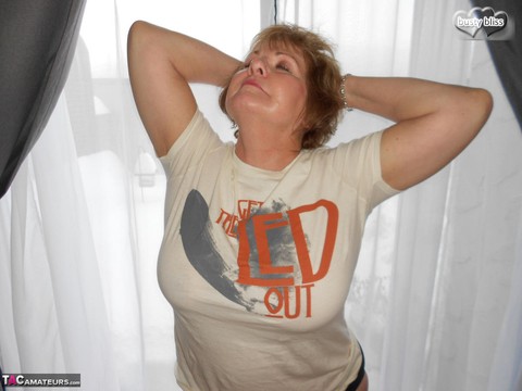 Chubby older woman Busty Bliss looses her big boobs from a T-shirt | Фото 3