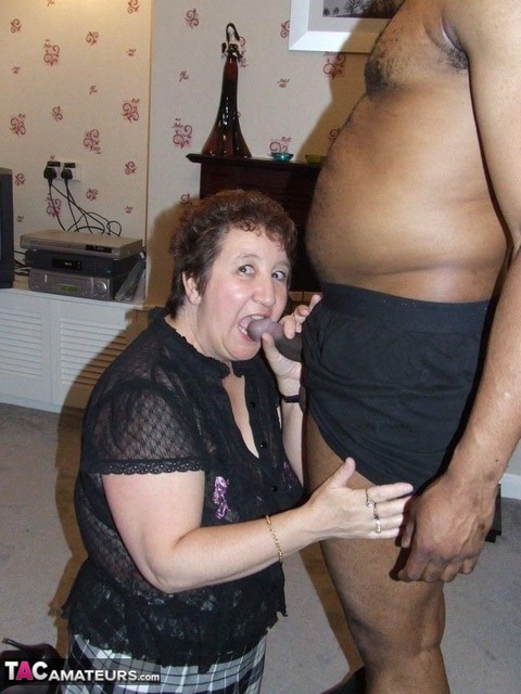 Fat amateur Kinky Carol gets on her knees to suck on a black penis | Фото 16