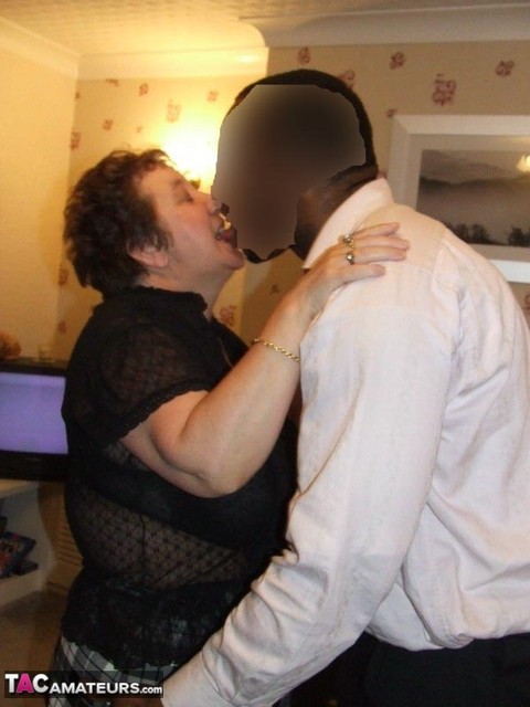 Fat amateur Kinky Carol gets on her knees to suck on a black penis | Фото 9