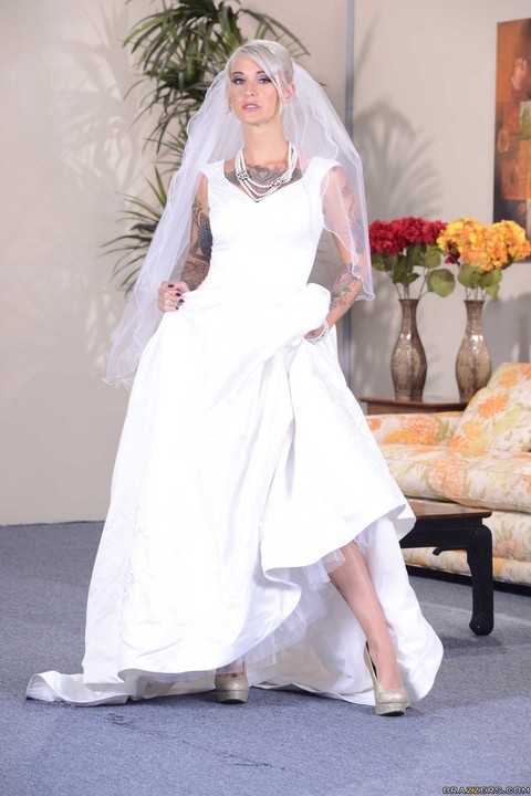 Blonde bride with big tits Kleio Valentien reveals her inked body in a solo | Фото 2