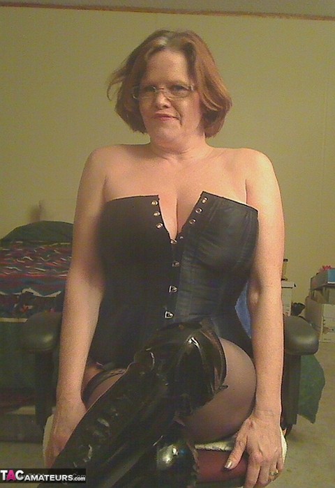 Redheaded amateur Misha MILF looses her large tits from a corset in OTK boots | Фото 6