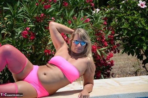 Older blonde amateur Sweet Susi shows her tits and ass beside a pool in shades | Фото 5