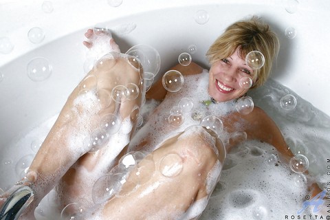 Blond mature splashing in a foamy bath and rubbing her pink to strong orgasms | Фото 2