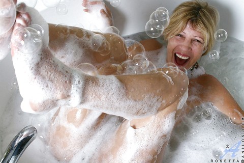 Blond mature splashing in a foamy bath and rubbing her pink to strong orgasms | Фото 3