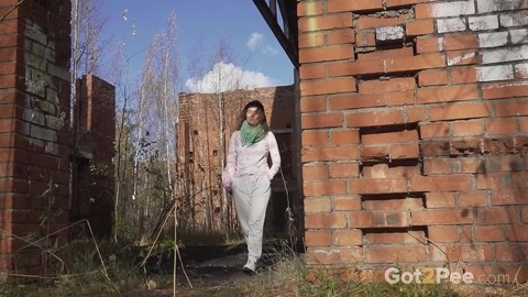 Caucasian girl Rita takes a badly needed piss behind a derelict brick building | Фото 1