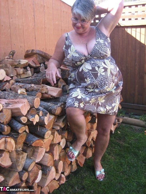 Brazen older granny strips off by the wood pile to show off BBW tits & big ass | Фото 3