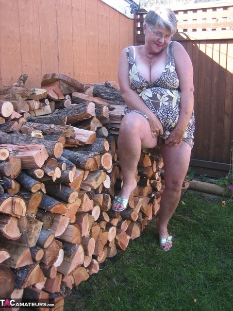 Brazen older granny strips off by the wood pile to show off BBW tits & big ass | Фото 7