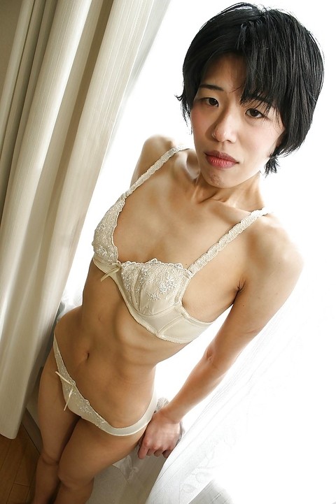 Skinny Asian milf Shinobu Funayama is undressing her lingerie | Фото 2