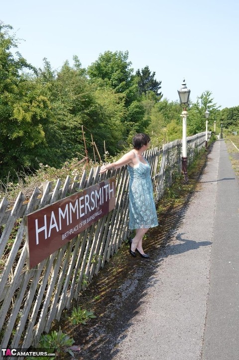 Mature amateur Barby Slut get naked in heels at an abandoned railway station | Фото 1