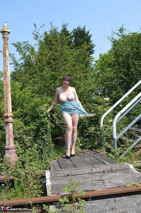 Mature amateur Barby Slut get naked in heels at an abandoned railway station | Фото 11