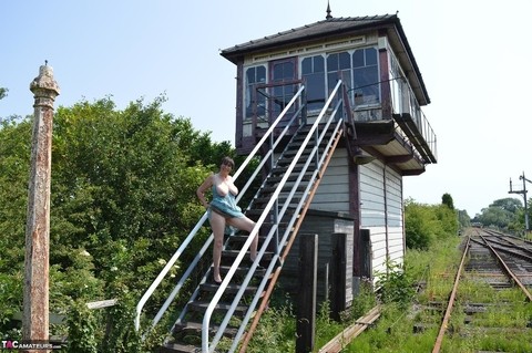 Mature amateur Barby Slut get naked in heels at an abandoned railway station | Фото 12